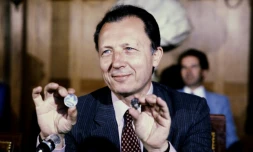 Jacques Delors, nouveau président de la Commission des Communautés européennes, présente la pièce de 100 francs, le 19 août 1982 à Paris