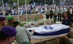 Une vaste foule assite à Kfar Saba le 11 novembre 2025 aux funérailles de Hadar Goldin, soldat israélien tué en 2014 à Gaza et dont la dépouille a été restituée dimanche à Israël par le Hamas, via la Croix-Rouge.