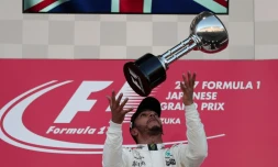 Le Britannique Lewis Hamilton (Mercedes) exulte sur le podium après sa victoire au GP du Japon, le 8 octobre 2017 à Suzuka 