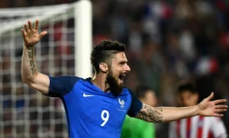 La joie de l'attaquant français Olivier Giroud, auteur d'un triplé face au Paraguay, en amical au Roazhon Park, le 2 juin 2017