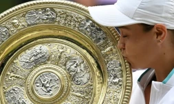 L'Australienne Ashleigh Barty embrasse son trophée après sa victoire en finale de Wimbledon face à la Tchèque Karolina Pliskova, le 10 juillet 2021