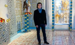 L?artiste Jean-Michel Othoniel, ici le 30 septembre 2016, a mis en scĂšne le trĂ©sor d'art sacrĂ© de la cathĂ©drale Saint-Pierre d?AngoulĂȘme