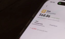 Image d'illustration d'un smartphone affichant un cours de la cryptomonnaie BNB, en juillet 2026