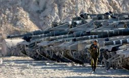 Des chars de l'armée israélienne positionnés à la frontière entre Israël et la bande de Gaza, le 29 mai 2025