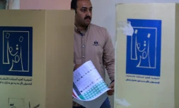 Un électeur dans un bureau de vote lors des élections des conseils provinciaux, le 18 décembre 2023 à Bagdad, en Irak