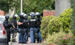 Des policiers devant une maison perquisitionnée à  Saint-Etienne du Rouvray, le 26 juillet 2016