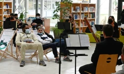 Des musiciens de l'orchestre Victor Hugo jouent pour les lycéens à la bibliothèque du lycée Germaine-Tillon à Montbéliard, dans le Doubs, le 4 mars 2021