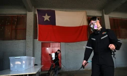 Désinfection d'un bureau de vote avant le référendum sur la Constitution, à Santiago du Chili, le 24 octobre 2020