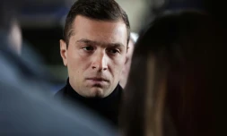 Jordan Bardella lors de la visite d'une ferme à Virazeil dans le Lot-et-Garonne le 10 novembre 2024