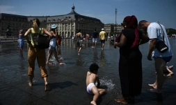 Le public se rafraĂźchit au "Miroir d'Eau" Ă Bordeaux, dans le sud-ouest de la France, le 28 juillet 2024, alors qu'une vague de chaleur pĂšse s'installe sur le sud du pays