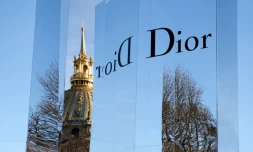 Dior avait déjà connu une vacance de directeur artistique entre le licenciement de John Galliano en mars 2011, et la nomination de Raf Simons en avril 2012