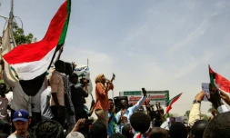 Des Soudanais manifestent le 20 avril 2019 devant le QG de l'armée à Khartoum pour réclamer un transfert du pouvoir à une autorité civile