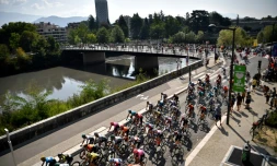 Le peloton du Tour de France lors du départ de la 17e étape, le 16 septembre 2020 à Grenoble