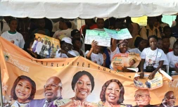 Des partisans du Rassemblement des houphouëtistes pour la démocratie et la paix (RHDP), parti du président ivoirien Alassane Ouattara, durant un meeting de campagne pour les législatives en CÎte d'Ivoire, à Abidjan le 1er mars 2021
