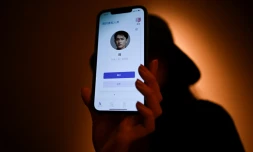 Melissa montre sur l'écran de son smartphone son petit ami virtuel, un "chatbot" créé par XiaoIce, un système d'intelligence artificielle, le 16 juillet 2021 à Pékin