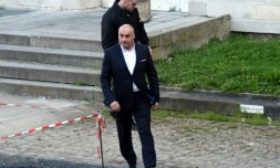 Serge Ayoub (C), fondateur de la "Troisième voie" arrive au tribunal d'Amiens le 27 mars 2017