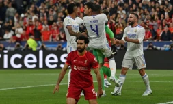 Le gardien belge du Real Madrid Thibaut Courtois, félicité par ses coéquipiers, après avoir sauvé son camp face au milieu de terrain égyptien de Liverpool Mohamed Salah, lors de la finale de la Coupe d'Europe, le 28 mai au Stade de France à Saint-Denis