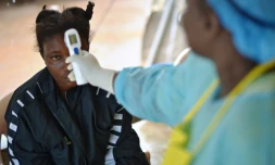 Une jeune fille possiblement porteuse du virus Ebola à un contrôle de température à l'hôpital de Kenema en Sierra Leone le 16 août 2014