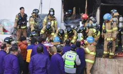 Des sauveteurs emportent des corps de victimes d'un incendie qui a fait une quarantaine de morts dans un hÎpital de Myriang, en Corée du Sud, le 26 janvier 2018.