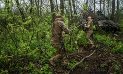 Des soldats ukrainiens nettoient le canon de leur char sur la ligne front près de la ville de Bakhmout, en Ukraine, le 30 avril 2023