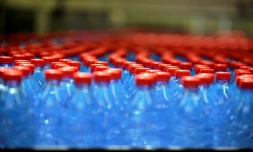 Des bouteilles dans l'usine Nestlé Waters à Vittel, dans les Vosges, le 19 juillet 2010