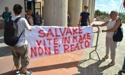 Des militants d'associations italiennes soutenant les migrants manifestent à Agrigente, le 18 juillet 2019