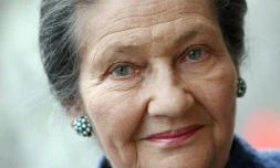 Simone Veil pose le 26 octobre 2007 à Paris