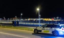 Des policiers à l'extérieur de l'aéroport de Copenhague, après un survol de drones, le 22 septembre 2025 au Danemark