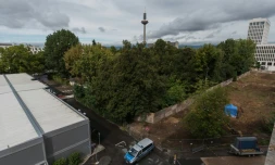 Une voiture de police stationne près de l'endroit où doit être désamorcée une énorme bombe britannique datant de la Seconde Guerre mondiale, le 2 septembre 2017 à Francfort