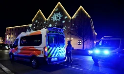 Des policiers et des ambulances près d'un marché de Noël, où une voiture a foncé dans la foule, tuant et blessant des personnes, le 20 décembre 2024 à Magdebourg, en Allemagne
