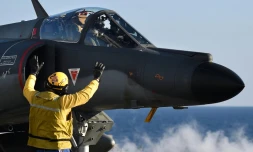 Un Rafale au décollage le 22 novembre 2015 sur le porte-avions Charles-de-Gaulle en Méditerranée
