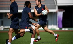 Le demi d'ouverture de l'équipe de France de rugby Camille Lopez (avec le ballon) lors d'un entraînement à Kumamoto (Japon) le 9 octobre 2019