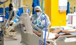 Une infirmière s'occupe d'un patient atteint de Covid-19 dans l'unité de soins intensifs au Centre Hospitalier Universitaire (CHU) de Pointe-a-Pitre, en Guadeloupe, le 24 septembre 2020