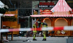 Des secouristes sur le site du marché de Noël fermé après une attaque meurtrière la voiture-bélier, le 21 décembre 2024 à Magdebourg, en Allemagne