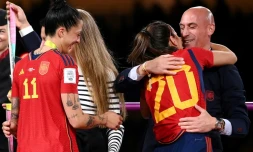 Luis Rubiales td) félicite Rocio Galvez aux cÎtés de Jennifer Hermoso (g), aprÚs la victoire de l'Espagne en finale de la Coupe du monde de football, le 20 août 2023 à Sydney