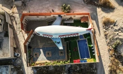 Plan aérien d'un gîte touristique construit en forme d'avion à Qaffin, dans le nord de la Cisjordanie occupée, le 2 juillet 2025 