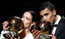 La milieu de terrain espagnole de Barcelone Aitana Bonmati (à gauche) et le milieu de terrain espagnol de Manchester City Rodri lors de la cérémonie de remise du Ballon d'Or au Théùtre du Chatelet à Paris le 28 octobre 2024