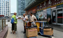 Des volontaires à la recherche de Chen Shaohua, un malade d'Alzheimer ayant disparu, près du centre commercial où il a été vu pour la dernière fois, le 19 juillet 2021 à Pékin