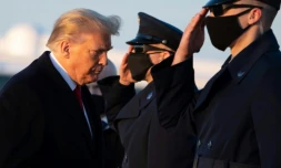 Le président américain Donald Trump embarque à bord d'Air Force One, le 23 décembre 2020 pour se rendre à Mar-a-Lago, en Floride