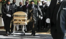 Des employés des pompes funÚbres transportent le cercueil de George Floyd dans l'église Fountain of Praise à Houston, le 9 juin 2020