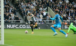Le gardien français de Tottenham Hugo Lloris (à terre à droite) dribblé par l'attaquant brésilien de Newcastle Joelinton, qui marque le deuxième des cinq buts de son équipe inscrits en première période du match de Premier League entre Newcastle United et Tottenham Hotspur, au St James' Park de Newcastle dimanche.