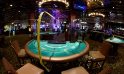 Des parois en plexiglas séparent les siÚges des joueurs à une table de black jack, le 29 avril 2020 à Las Vegas, dans le Nevada
