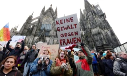 "Pas de violence contre les femmes", lit-on sur une pancarte lors d'une manifestation devant la cathédrale de Cologne dénonçant les agressions sexuelles commises contre des femmes dans une foule de migrants pendant le Nouvel An