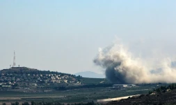 De la fumée s'échappe aprÚs une frappe israélienne prÚs de Kfar Kila, au sud du Liban, le 7 août 2024