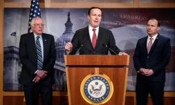 Le sénateur démocrate Chris Murphy (c) s'exprime devant la presse le 13 décembre 2018 après le vote du Sénat sur l'Arabie saoudite