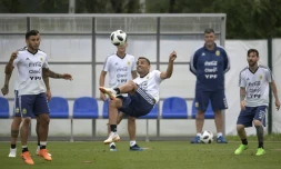 Le défenseur argentin Gabriel Mercado (c) contrôle le ballon lors d'une séance d'entraînement, le 19 juin 2018 à Bronnitsy