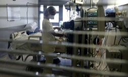 Un soignant s'occupe d'un patient atteint du Covid-19 dans le service de réanimation du CHU de Saint-Pierre, à La Réunion, dans l'océan Indien, le 30 juillet 2021