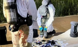 Photo diffusée par le ministÚre sud-coréen de la Défense, le 2 juin 2024, de militaires inspectant dans une rue de Séoul des objets considérés comme des déchets nord-coréens transportés par ballons