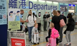 Des familles d'expatriés sur le départ à l'aéroport de Hong Kong, le 8 mars 2022