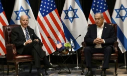 Le président Joe Biden (G) écoute le Premier ministre Benjamin Netanyahu lors d'une rencontre à Tel Aviv le 18 octobre 2023